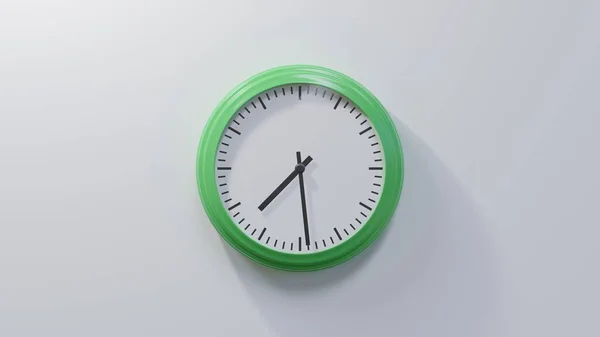 早上7点29分 白墙上有一个光滑的绿色时钟 时间是07 29或19 — 图库照片