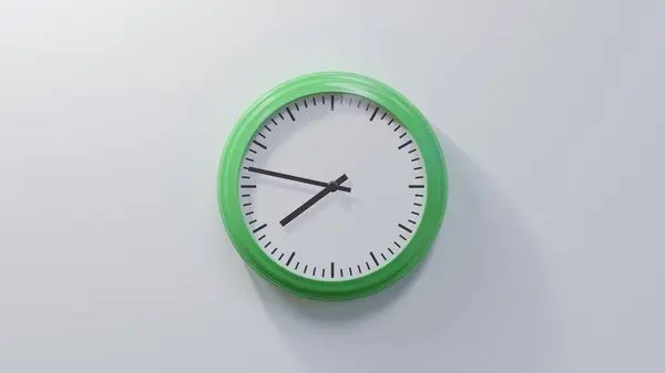 Reloj Verde Brillante Una Pared Blanca Las Siete Cuarenta Siete — Foto de Stock