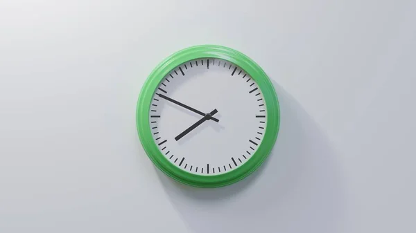 Reloj Verde Brillante Una Pared Blanca Las Cuarenta Nueve Siete — Foto de Stock