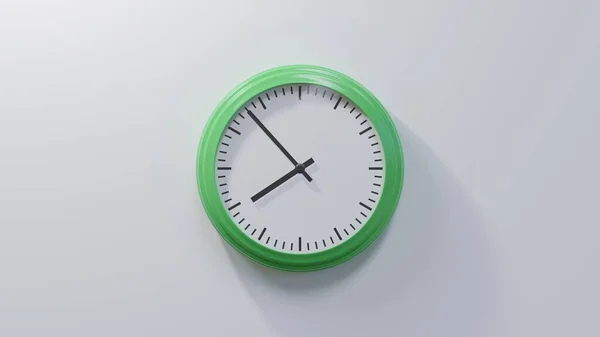 Reloj Verde Brillante Una Pared Blanca Las Siete Cincuenta Tres — Foto de Stock