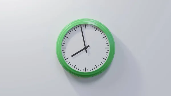 Horloge Verte Brillante Sur Mur Blanc Sept Heures Cinquante Huit — Photo