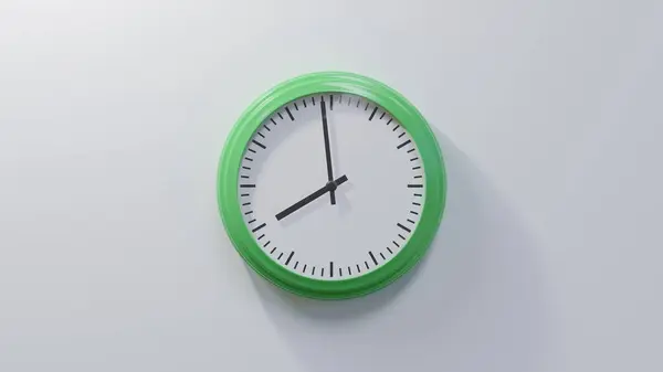 Reloj Verde Brillante Una Pared Blanca Las Cincuenta Nueve Siete — Foto de Stock