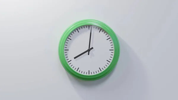 Saat Sekizi Bir Geçe Beyaz Bir Duvarda Parlak Yeşil Bir — Stok fotoğraf