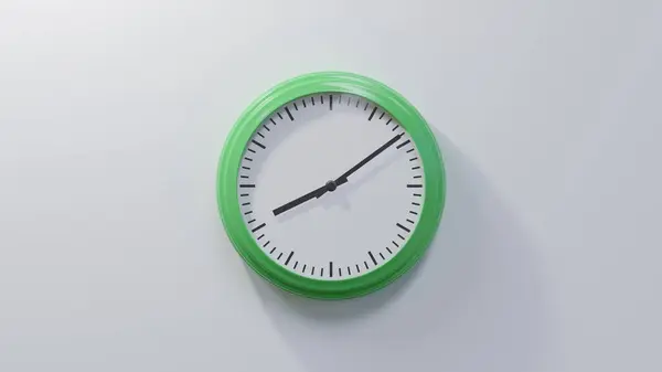 Horloge Verte Brillante Sur Mur Blanc Huit Heures Neuf Est — Photo