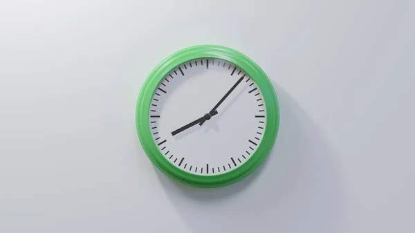 Horloge Verte Brillante Sur Mur Blanc Huit Heures Sept Est — Photo