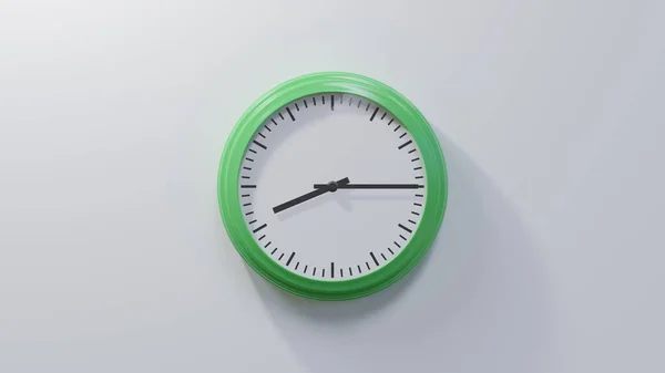 Reloj Verde Brillante Una Pared Blanca Las Ocho Cuarto Hora — Foto de Stock