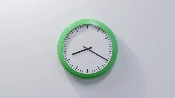 Reloj Verde Brillante Una Pared Blanca Las Ocho Veinte Hora — Foto de Stock