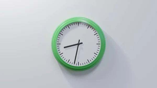 Reloj Verde Brillante Una Pared Blanca Las Ocho Treinta Dos —  Fotos de Stock