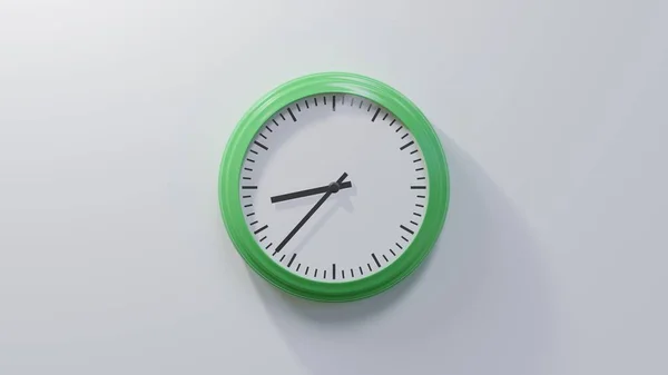 Reloj Verde Brillante Una Pared Blanca Las Ocho Treinta Siete —  Fotos de Stock