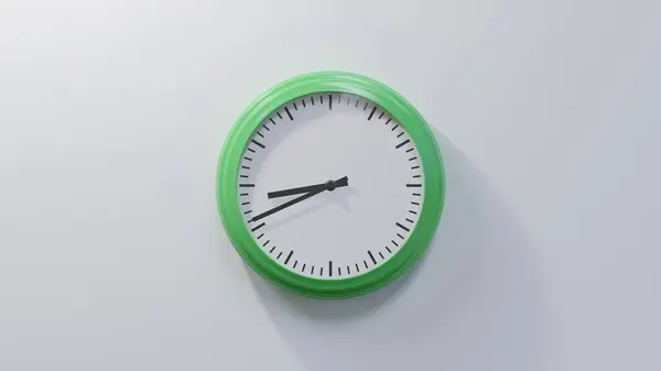 Reloj Verde Brillante Una Pared Blanca Las Ocho Cuarenta Hora — Foto de Stock