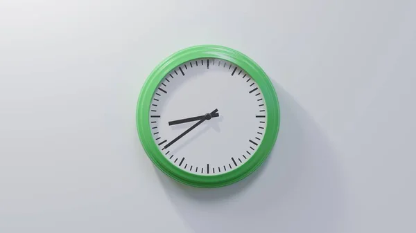 Błyszczący Zielony Zegar Białej Ścianie Trzydzieści Dziewięć Ósmej Jest Lub — Zdjęcie stockowe