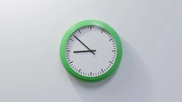 Reloj Verde Brillante Una Pared Blanca Las Ocho Cincuenta Dos — Foto de Stock