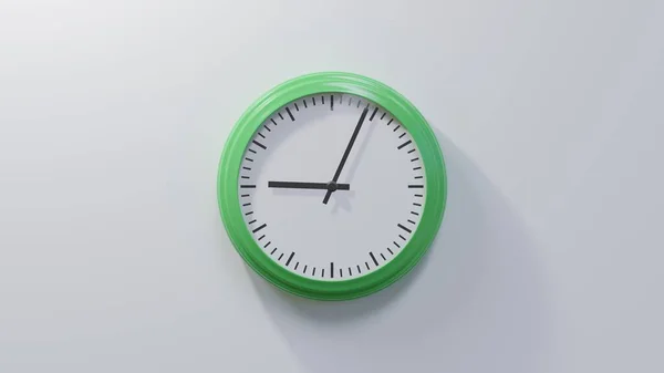 Relógio Verde Brilhante Numa Parede Branca Nove Quatro Tempo — Fotografia de Stock