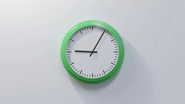 Reloj Verde Brillante Una Pared Blanca Las Nueve Cinco Hora — Foto de Stock