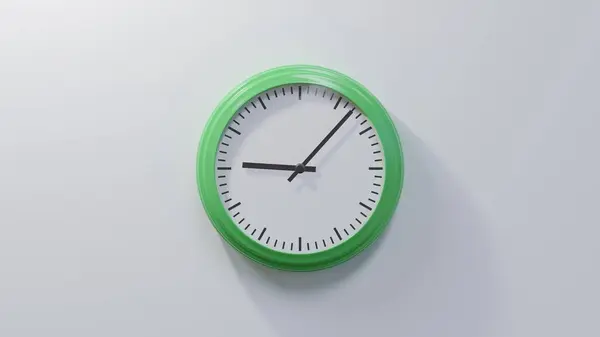 Relógio Verde Brilhante Numa Parede Branca Sete Nove Tempo — Fotografia de Stock