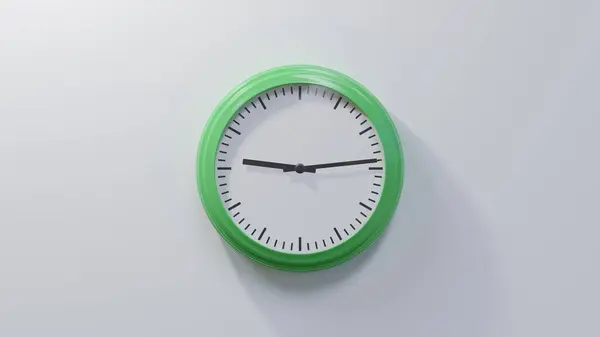 Relógio Verde Brilhante Numa Parede Branca Nove Quatorze Tempo — Fotografia de Stock