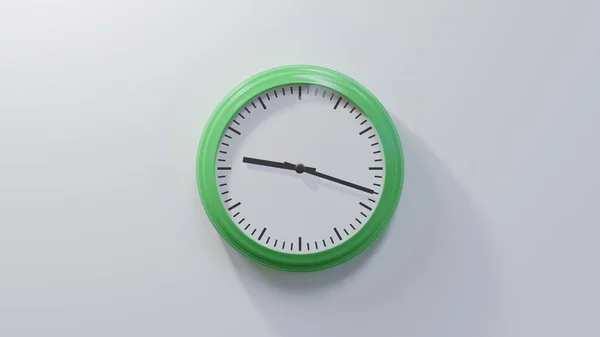 白い壁に光沢のある緑の時計18過去9で 時間は09 18または21 18です — ストック写真