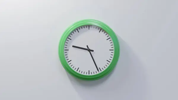 Reloj Verde Brillante Una Pared Blanca Las Nueve Veintiséis Hora —  Fotos de Stock