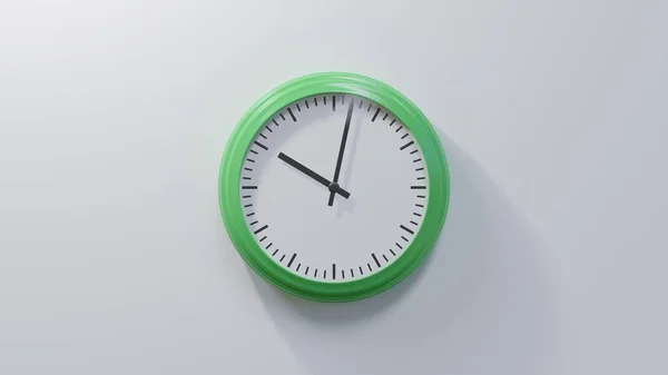 Saat Onu Iki Geçe Beyaz Bir Duvardaki Parlak Yeşil Saat — Stok fotoğraf