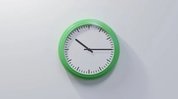 Reloj Verde Brillante Una Pared Blanca Las Diez Cuarto Hora — Foto de Stock