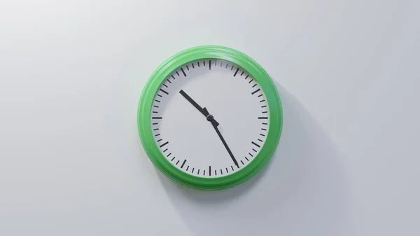 Блестящие Зеленые Часы Белой Стене Двадцать Пять Минут Одиннадцатого Время — стоковое фото