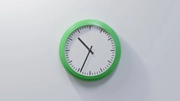 Reloj Verde Brillante Una Pared Blanca Las Diez Cuatro Hora — Foto de Stock