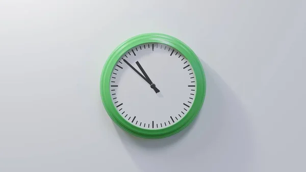 Γυαλιστερό Πράσινο Ρολόι Λευκό Τοίχο Στις Ώρα Είναι — Φωτογραφία Αρχείου