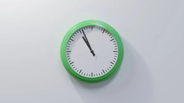 Reloj Verde Brillante Una Pared Blanca Las Diez Seis Hora —  Fotos de Stock