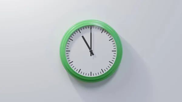 Relógio Verde Brilhante Uma Parede Branca Onze Horas Hora — Fotografia de Stock