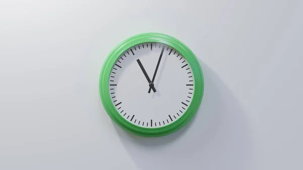 Reloj Verde Brillante Una Pared Blanca Las Once Tres Hora —  Fotos de Stock