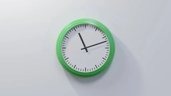 Orologio Verde Lucido Una Parete Bianca Alle Undici Dodici Tempo — Foto Stock