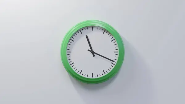 Глянцевые Зеленые Часы Белой Стене Одиннадцать Минут Одиннадцатого Время — стоковое фото
