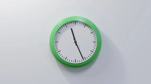 Reloj Verde Brillante Una Pared Blanca Las Once Veintiséis Hora —  Fotos de Stock