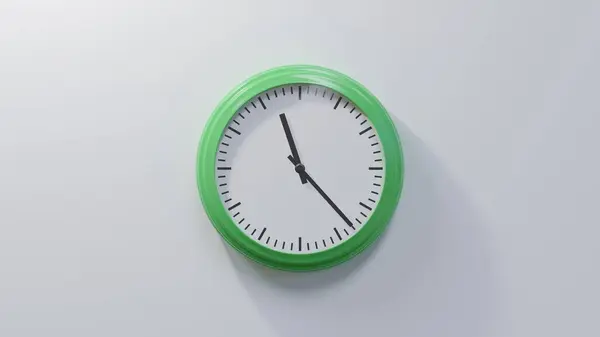 Reloj Verde Brillante Una Pared Blanca Las Once Veintitrés Hora —  Fotos de Stock