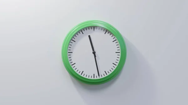 Reloj Verde Brillante Una Pared Blanca Las Once Veintiocho Hora —  Fotos de Stock