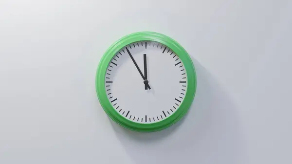 Beyaz Duvardaki Parlak Yeşil Saat Beşe Sıfır Saat — Stok fotoğraf