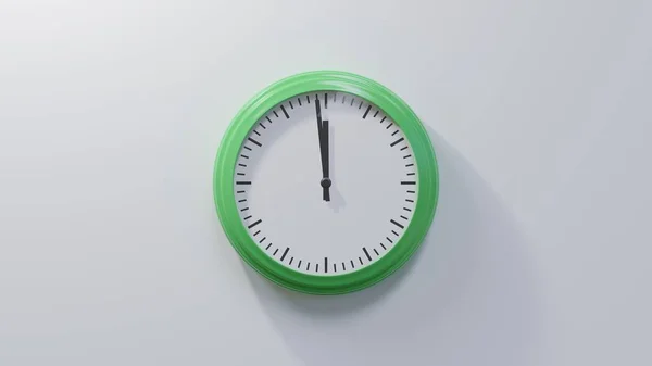 早上11点59分 白墙上有一个光滑的绿色时钟 时间是11 59或23 — 图库照片