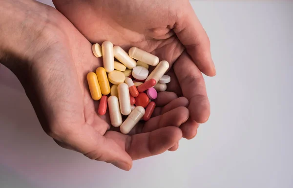 Tablet hastalıklarının tedavisi için bir sürü bir masada evde dağılmışlardır. Masadaki diğer ilaçlar. Vitaminler bir masada evde. Hastanın ısısını ölçmek için termometre