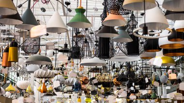 Mağazanın aydınlatma bölümünde. Lambalar