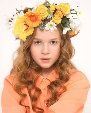 Güzel bir kızın stüdyo fotoğrafı, lüks saçlar, kafasında bir çelenk. Taze taze ten, doğal güzellik. Blog, web sitesi, sosyal ağ yüz bakımı, sağlıklı yiyecekler için malzeme