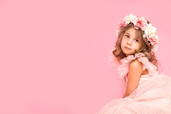 Foto Del Estudio Una Pequeña Chica Sentada Hermosa Con Corona — Foto de Stock