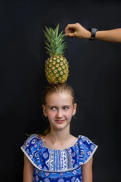 Zdjęcie Letniej Dziewczynki Jasnych Letnich Ubraniach Ananasem Głowie Czarnym Tle — Zdjęcie stockowe