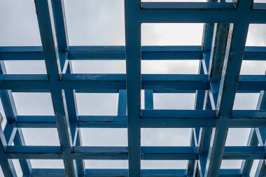 Gökyüzü arka planında vinçleri olan bir inşaat alanı. Mavi