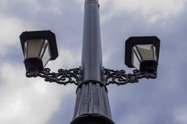 Şehir ışığı gökyüzüne karşı. fener