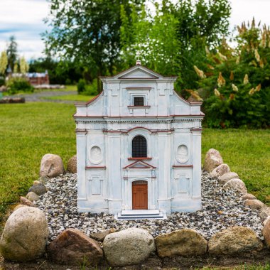 Podlaski, Hajnowka, Polonya 'nın Minyatür Park tarihi bölgesi, Temmuz 2020. Polonya, Litvanya, Rusya, Belarus ve Ukrayna 'nın geleneksel evleri. Oyuncak evler, küçük boy. Mimarlık Tarihi.