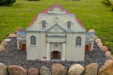 Podlaski, Hajnowka, Polonya 'nın Minyatür Park tarihi bölgesi, Temmuz 2020. Polonya, Litvanya, Rusya, Belarus ve Ukrayna 'nın geleneksel evleri. Oyuncak evler, küçük boy. Mimarlık Tarihi.