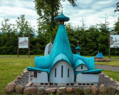 Podlaski, Hajnowka, Polonya 'nın Minyatür Park tarihi bölgesi, Temmuz 2020. Polonya, Litvanya, Rusya, Belarus ve Ukrayna 'nın geleneksel evleri. Oyuncak evler, küçük boy. Mimarlık Tarihi.