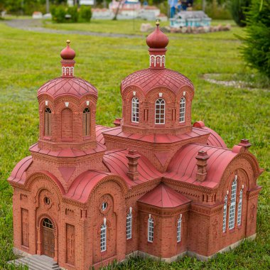 Podlaski, Hajnowka, Polonya 'nın Minyatür Park tarihi bölgesi, Temmuz 2020. Polonya, Litvanya, Rusya, Belarus ve Ukrayna 'nın geleneksel evleri. Oyuncak evler, küçük boy. Mimarlık Tarihi.