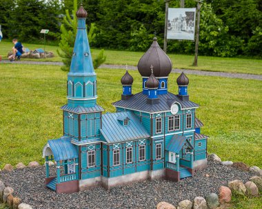 Podlaski, Hajnowka, Polonya 'nın Minyatür Park tarihi bölgesi, Temmuz 2020. Polonya, Litvanya, Rusya, Belarus ve Ukrayna 'nın geleneksel evleri. Oyuncak evler, küçük boy. Mimarlık Tarihi.