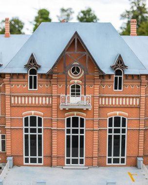 Podlaski, Hajnowka, Polonya 'nın Minyatür Park tarihi bölgesi, Temmuz 2020. Polonya, Litvanya, Rusya, Belarus ve Ukrayna 'nın geleneksel evleri. Oyuncak evler, küçük boy. Mimarlık Tarihi.